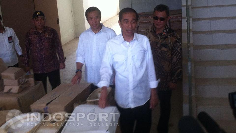Presiden Jokowi dan Kemenpora Imam Nahrawi tinjau lokasi Proyek Hambang. - INDOSPORT